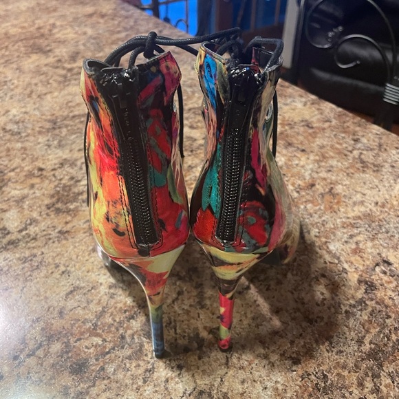 Size 6 candies multicolor heels - Picture 3 of 4